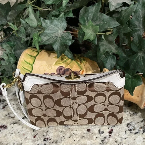 🦋 NWOT Coach Hamptons Signature Tote Capacity Wristlet Never Used White Trim - Picture 2 of 12